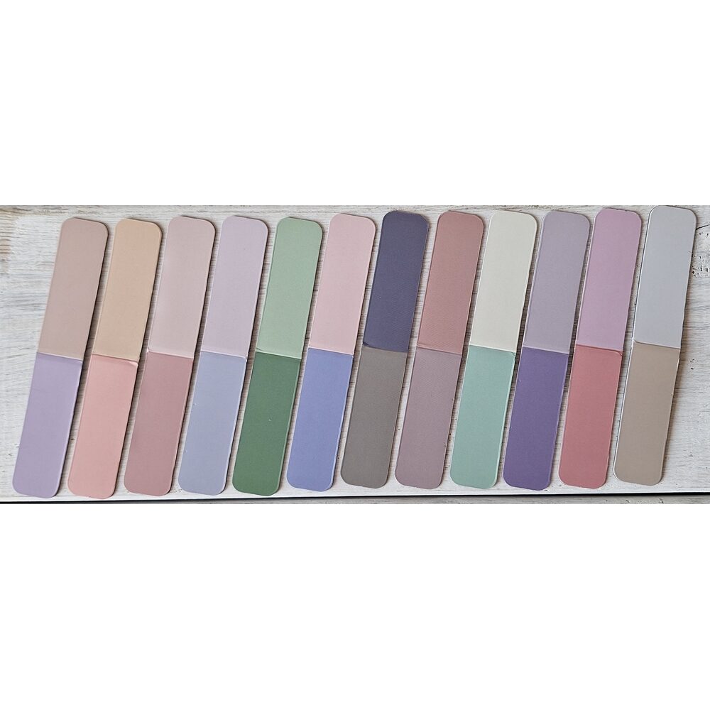 Een gepersonaliseerde magnetische boekenlegger twee kleuren bedrukt met naam.