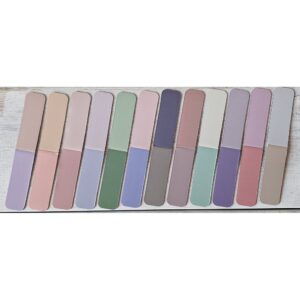 Een gepersonaliseerde magnetische boekenlegger twee kleuren bedrukt met naam.