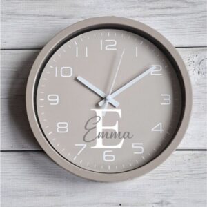 Wandklok beige met naam