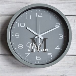 Wandklok grijs met naam